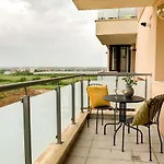 The Comfy Spot - 1 Br-apartment & Parking Included In North Business Area