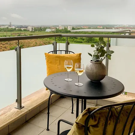 The Comfy Spot - 1 Br-apartment & Parking Included In North Business Area *