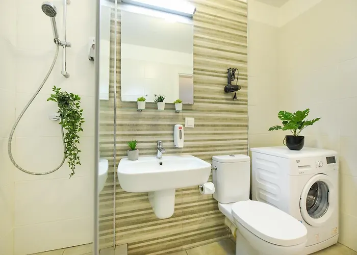 The Comfy Spot - 1 Br-apartment & Parking Included In North Business Area Apartament