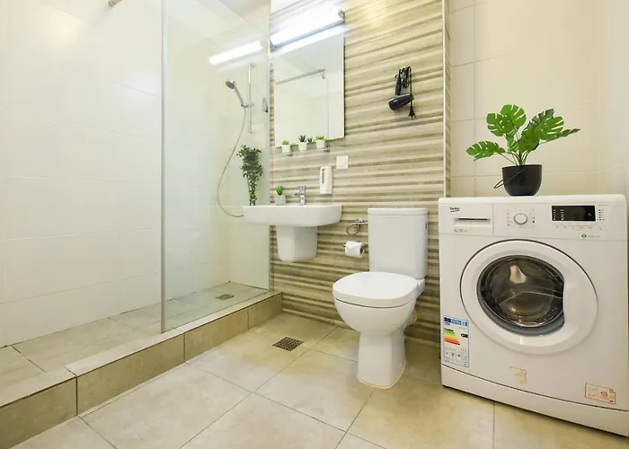 The Comfy Spot - 1 Br-apartment & Parking Included In North Business Area Lejlighed