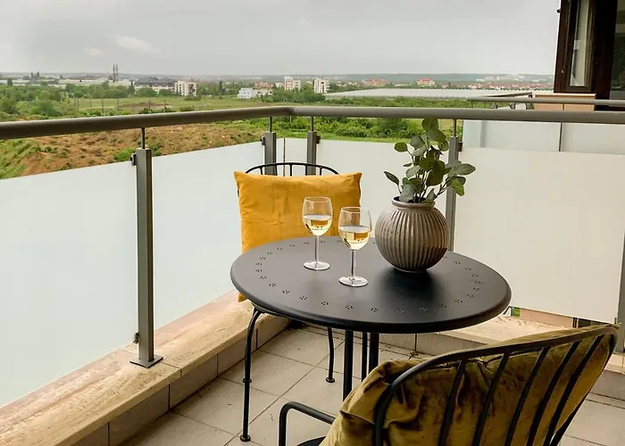 The Comfy Spot - 1 Br-apartment & Parking Included In North Business Area *